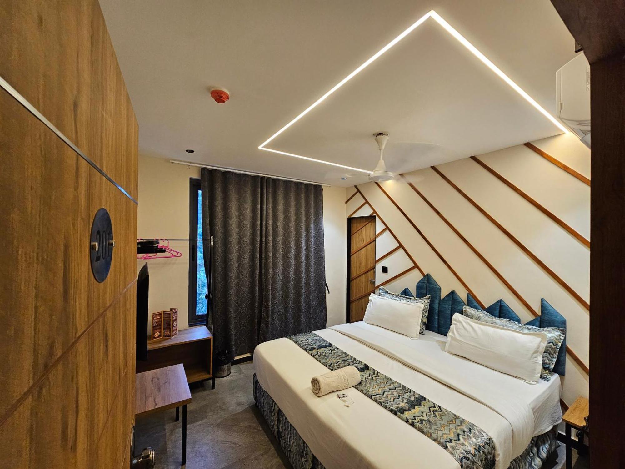 Hotel Nova Palm Раджкот Экстерьер фото